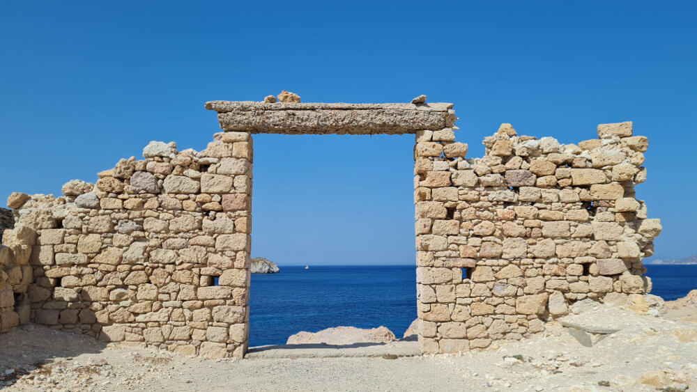 ventana al mar en Firopótamos, isla de Milos