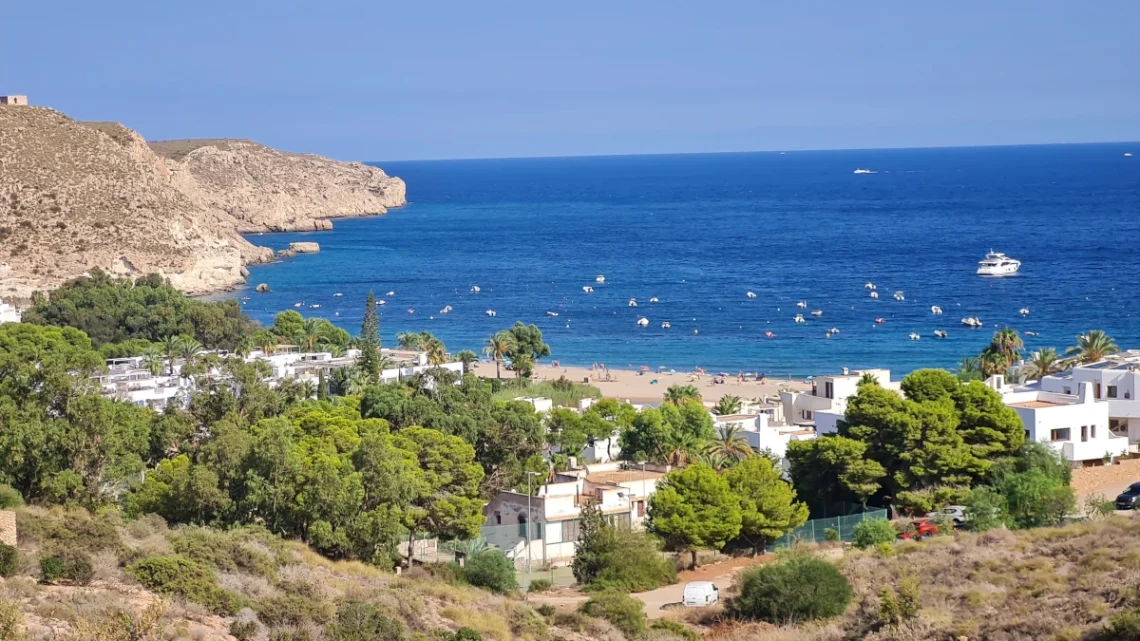 Alojarse en Cabo de Gata: Agua Amarga.