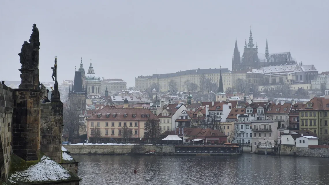 castillo y puente de praga invierno