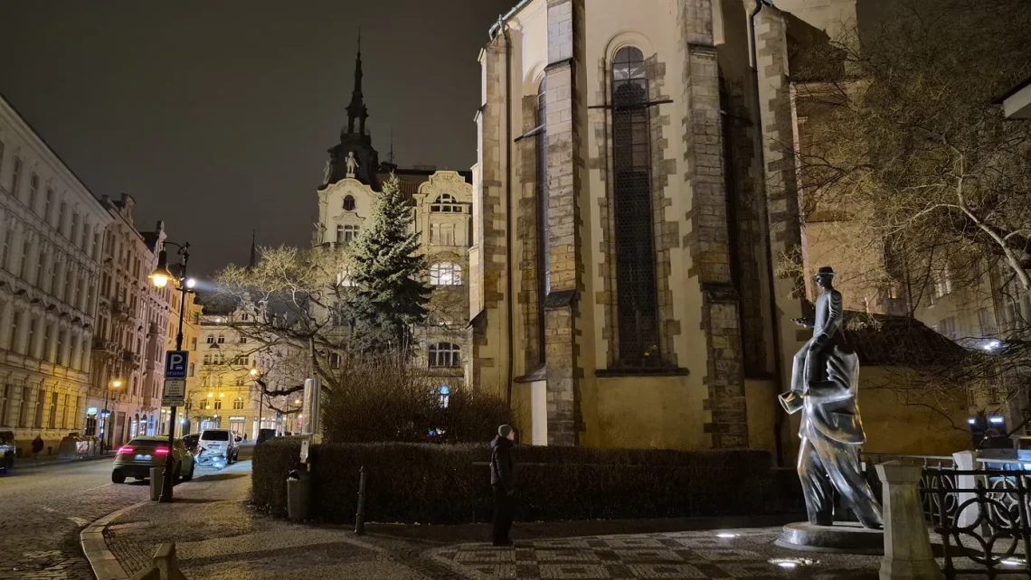 ciudad vieja praga escultura kafka