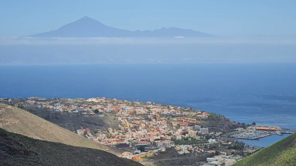 San Sebastián de La Gomera con el Teide al fondo