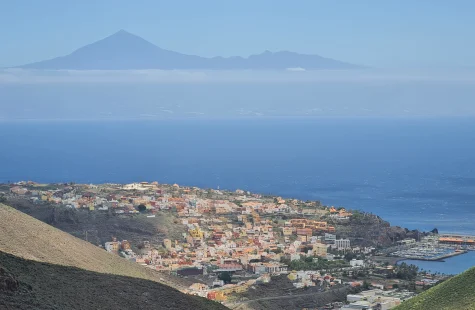 San Sebastián de La Gomera con el Teide al fondo