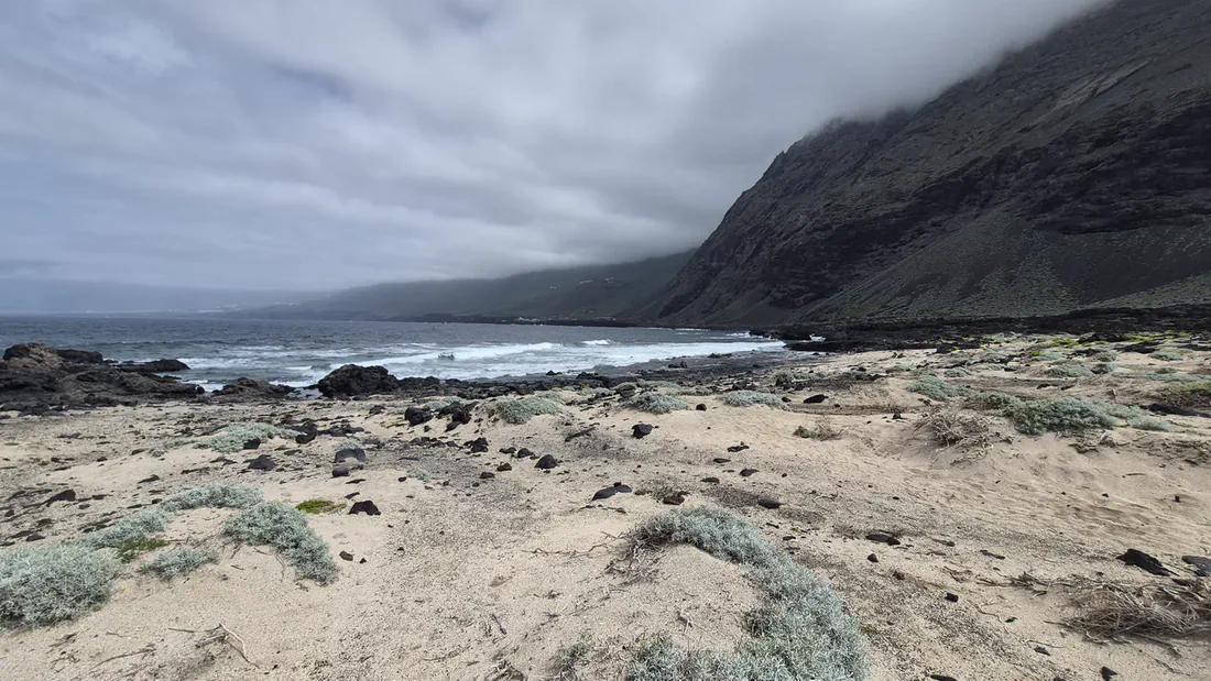 playa arenas blancas el hierro frontera